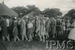 1943, Masindi, Uganda.
Osiedle dla polskich uchodźców. Obchody świąt wielkanocnych. Mieszkańcy osiedla podczas rezurekcji wielkanocnej. 
Fot. NN, kolekcja: Osiedla polskie w Afryce, Instytut Polski i Muzeum im. gen. Sikorskiego w Londynie