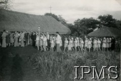 1943, Masindi, Uganda.
Osiedle dla polskich uchodźców. Obchody świąt wielkanocnych. Mieszkańcy osiedla podczas rezurekcji wielkanocnej. 
Fot. NN, kolekcja: Osiedla polskie w Afryce, Instytut Polski i Muzeum im. gen. Sikorskiego w Londynie