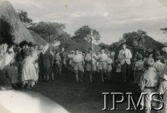 1943, Masindi, Uganda.
Osiedle dla polskich uchodźców. Obchody świąt wielkanocnych. Mieszkańcy osiedla podczas rezurekcji wielkanocnej. 
Fot. NN, kolekcja: Osiedla polskie w Afryce, Instytut Polski i Muzeum im. gen. Sikorskiego w Londynie