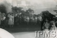 1943, Masindi, Uganda.
Osiedle dla polskich uchodźców. Obchody świąt wielkanocnych. Mieszkańcy osiedla podczas rezurekcji wielkanocnej. 
Fot. NN, kolekcja: Osiedla polskie w Afryce, Instytut Polski i Muzeum im. gen. Sikorskiego w Londynie