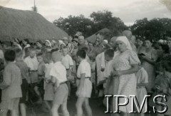 1943, Masindi, Uganda.
Osiedle dla polskich uchodźców. Obchody świąt wielkanocnych. Mieszkańcy osiedla podczas rezurekcji wielkanocnej. 
Fot. NN, kolekcja: Osiedla polskie w Afryce, Instytut Polski i Muzeum im. gen. Sikorskiego w Londynie