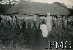 1943, Masindi, Uganda.
Osiedle dla polskich uchodźców. Obchody świąt wielkanocnych. Mieszkańcy osiedla podczas rezurekcji wielkanocnej. 
Fot. NN, kolekcja: Osiedla polskie w Afryce, Instytut Polski i Muzeum im. gen. Sikorskiego w Londynie