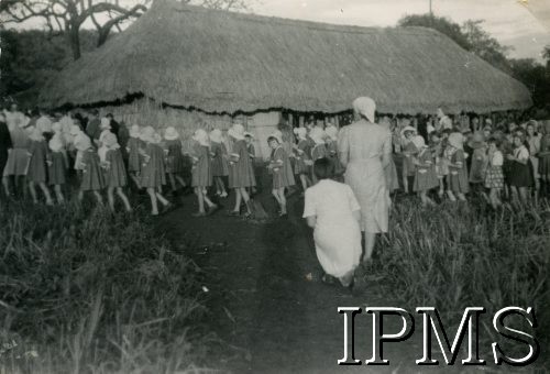 1943, Masindi, Uganda.
Osiedle dla polskich uchodźców. Obchody świąt wielkanocnych. Mieszkańcy osiedla podczas rezurekcji wielkanocnej. 
Fot. NN, kolekcja: Osiedla polskie w Afryce, Instytut Polski i Muzeum im. gen. Sikorskiego w Londynie