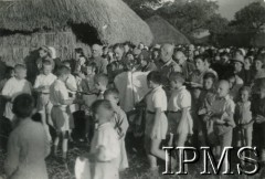1943, Masindi, Uganda.
Osiedle dla polskich uchodźców. Obchody świąt wielkanocnych. Mieszkańcy osiedla podczas rezurekcji wielkanocnej. 
Fot. NN, kolekcja: Osiedla polskie w Afryce, Instytut Polski i Muzeum im. gen. Sikorskiego w Londynie