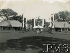 7.07.1943, Masindi, Uganda.
Osiedle dla polskich uchodźców. Ołtarz ustawiony z okazji śmierci premiera i Naczelnego Wodza polskich Sił Zbrojnych generała Władysława Sikorskiego.
Fot. NN, kolekcja: Osiedla polskie w Afryce, Instytut Polski i Muzeum im. gen. Sikorskiego w Londynie