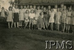 1944, Masindi, Uganda.
Osiedle dla polskich uchodźców. Dzieci przed domem pani Śnieżkowej.
Fot. NN, kolekcja: Osiedla polskie w Afryce, Instytut Polski i Muzeum im. gen. Sikorskiego w Londynie
