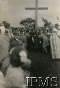 1.11.1943, Masindi, Uganda.
Osiedle dla polskich uchodźców. Uroczystość poświęcenia krzyża w dniu Wszystkich Świętych.
Fot. NN, kolekcja: Osiedla polskie w Afryce, Instytut Polski i Muzeum im. gen. Sikorskiego w Londynie