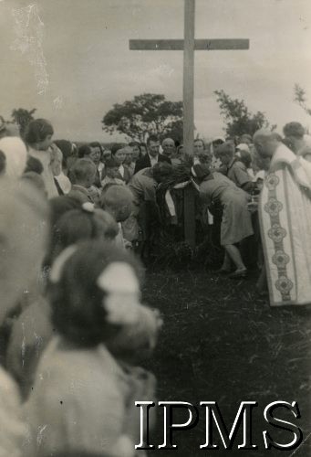 1.11.1943, Masindi, Uganda.
Osiedle dla polskich uchodźców. Uroczystość poświęcenia krzyża w dniu Wszystkich Świętych.
Fot. NN, kolekcja: Osiedla polskie w Afryce, Instytut Polski i Muzeum im. gen. Sikorskiego w Londynie