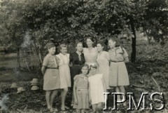 6.06.1944, Masindi, Uganda.
Osiedle dla polskich uchodźców. Uczniowie szkoły z p. Brzezicką.
Fot. NN, kolekcja: Osiedla polskie w Afryce, Instytut Polski i Muzeum im. gen. Sikorskiego w Londynie