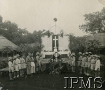 1942-1946, Masindi, Uganda.
Osiedle dla polskich uchodźców. Harcerze stoją przy ołtarzu.
Fot. NN, kolekcja: Osiedla polskie w Afryce, Instytut Polski i Muzeum im. gen. Sikorskiego w Londynie