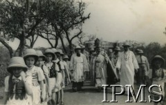 1944, Masindi, Uganda.
Osiedle dla polskich uchodźców. Uroczystość kościelna podczas Świąt Bożego Narodzenia, w środku idzie ksiądz biskup Lacourssiere. 
Fot. NN, kolekcja: Osiedla polskie w Afryce, Instytut Polski i Muzeum im. gen. Sikorskiego w Londynie