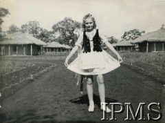 1942-1946, Masindi, Uganda.
Osiedle dla polskich uchodźców. Uczennica w stroju ludowym.
Fot. NN, kolekcja: Osiedla polskie w Afryce, Instytut Polski i Muzeum im. gen. Sikorskiego w Londynie