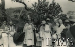 Styczeń 1944, Masindi, Uganda.
Osiedle dla polskich uchodźców. Wizyta księdza biskupa Lacourssiere.
Fot. NN, kolekcja: Osiedla polskie w Afryce, Instytut Polski i Muzeum im. gen. Sikorskiego w Londynie