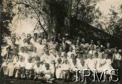 Styczeń 1944, Masindi, Uganda.
Osiedle dla polskich uchodźców. Fotografia pamiątkowa z pierwszej komunii świętej. W środku siedzi ksiądz biskup Lacourssiere.
Fot. NN, kolekcja: Osiedla polskie w Afryce, Instytut Polski i Muzeum im. gen. Sikorskiego w Londynie
