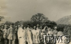 Styczeń 1944, Masindi, Uganda.
Osiedle dla polskich uchodźców. Wizyta księdza biskupa Lacourssiere.
Fot. NN, kolekcja: Osiedla polskie w Afryce, Instytut Polski i Muzeum im. gen. Sikorskiego w Londynie