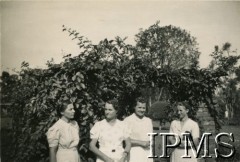 Luty 1944, Fort Portal, Uganda.
Grupa kobiet, mieszkanek osiedla dla polskich uchodźców w Masindi; 1. z prawej stoi M. Kułakowska.
Fot. NN, kolekcja: Osiedla polskie w Afryce, Instytut Polski i Muzeum im. gen. Sikorskiego w Londynie
