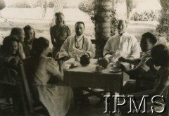 Luty 1944, Fort Portal, Uganda.
Pobyt mieszkańców osiedla dla polskich uchodźców w Fort Portal. Kobiety w towarzystwie księży, w środku po lewej siedzi ojciec Piekarczyk.
Fot. NN, kolekcja: Osiedla polskie w Afryce, Instytut Polski i Muzeum im. gen. Sikorskiego w Londynie