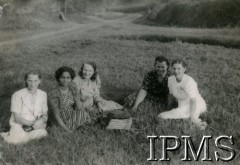 Luty 1944, Fort Portal, Uganda.
Grupa kobiet, mieszkanek osiedla dla polskich uchodźców w Masindi; 1. z lewej siedzi M. Kułakowska.
Fot. NN, kolekcja: Osiedla polskie w Afryce, Instytut Polski i Muzeum im. gen. Sikorskiego w Londynie