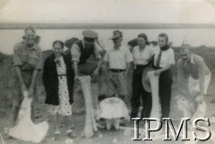 Lata 40., Fort Portal, Uganda.
Grupa osób prezentuje kości zwierząt.
Fot. NN, kolekcja: Osiedla polskie w Afryce, Instytut Polski i Muzeum im. gen. Sikorskiego w Londynie
