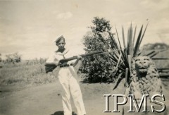 26.07.1944, Makindu, Brytyjska Afryka Wschodnia. 
Uczeń szkoły morskiej obok posągu lwa. Na odwrocie podpis: 