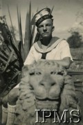 16.06.1944, Makindu, Brytyjska Afryka Wschodnia.
Stanisław Mech, uczeń szkoły morskiej, przy posągu lwa.
Fot. NN, kolekcja: Osiedla polskie w Afryce, Instytut Polski i Muzeum im. gen. Sikorskiego w Londynie