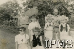 1942-1946, Masindi, Uganda.
Uczennice w strojach ludowych w dniu dożynek szkolnych, z lewej stoi M. Kułakowska.
Fot. NN, kolekcja: Osiedla polskie w Afryce, Instytut Polski i Muzeum im. gen. Sikorskiego w Londynie