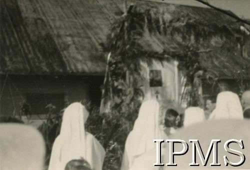 1942-1946, Masindi, Uganda.
Osiedle dla polskich uchodźców. Mieszkańcy podczas modlitwy prawdopodobnie w dniu Bożego Ciała.
Fot. NN, kolekcja: Osiedla polskie w Afryce, Instytut Polski i Muzeum im. gen. Sikorskiego w Londynie