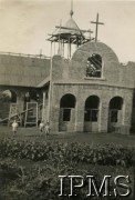 1945, Masindi, Uganda.
Osiedle dla polskich uchodźców. Dzieci przed budynkiem kościoła.
Fot. NN, kolekcja: Osiedla polskie w Afryce, Instytut Polski i Muzeum im. gen. Sikorskiego w Londynie