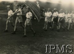 3.05.1945, Masindi, Uganda.
Osiedle dla polskich uchodźców. Obchody rocznicy uchwalenia Konstytucji 3 Maja. Uczniowie ze szkoły nr 4 niosą sztandar w pochodzie.
Fot. NN, kolekcja: Osiedla polskie w Afryce, Instytut Polski i Muzeum im. gen. Sikorskiego w Londynie