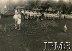 3.05.1945, Masindi, Uganda.
Osiedle dla polskich uchodźców. Obchody rocznicy uchwalenia Konstytucji 3 Maja. Uczniowie ze szkoły nr 4 idą w pochodzie. 
Fot. NN, kolekcja: Osiedla polskie w Afryce, Instytut Polski i Muzeum im. gen. Sikorskiego w Londynie