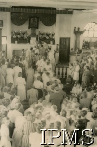 1.11.1945, Masindi, Uganda.
Osiedle dla polskich uchodźców. Uroczystość sakramentu bierzmowania.
Fot. NN, kolekcja: Osiedla polskie w Afryce, Instytut Polski i Muzeum im. gen. Sikorskiego w Londynie