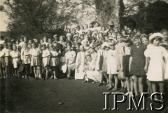 13.03.1944, Masindi, Uganda.
Osiedle dla polskich uchodźców. Uczestnicy rekolekcji w towarzystwie księdza.
Fot. NN, kolekcja: Osiedla polskie w Afryce, Instytut Polski i Muzeum im. gen. Sikorskiego w Londynie