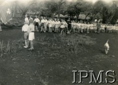 3.05.1945, Masindi, Uganda.
Osiedle dla polskich uchodźców. Obchody rocznicy uchwalenia Konstytucji 3 Maja. Uczniowie ze szkoły nr 4 idą w pochodzie. 
Fot. NN, kolekcja: Osiedla polskie w Afryce, Instytut Polski i Muzeum im. gen. Sikorskiego w Londynie