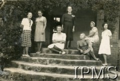 Grudzień 1942, Masindi, Uganda.
Osiedle dla polskich uchodźców. Kobiety na ganku przed domem, w środku stoi M. Kułakowska.
Fot. NN, kolekcja: Osiedla polskie w Afryce, Instytut Polski i Muzeum im. gen. Sikorskiego w Londynie