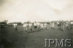 1945, Masindi, Uganda.
Osiedle dla polskich uchodźców. Bieg uczniów piątej klasy.
Fot. NN, kolekcja: Osiedla polskie w Afryce, Instytut Polski i Muzeum im. gen. Sikorskiego w Londynie