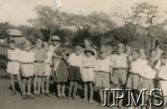 1942-1946, Masindi, Uganda.
Osiedle dla polskich uchodźców. Uczniowie klasy szóstej pani Bilorowej.
Fot. NN, kolekcja: Osiedla polskie w Afryce, Instytut Polski i Muzeum im. gen. Sikorskiego w Londynie