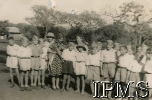 1942-1946, Masindi, Uganda.
Osiedle dla polskich uchodźców. Uczniowie klasy szóstej pani Bilorowej.
Fot. NN, kolekcja: Osiedla polskie w Afryce, Instytut Polski i Muzeum im. gen. Sikorskiego w Londynie