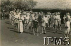 1942-1946, Masindi, Uganda.
Osiedle dla polskich uchodźców. Uczniowie podczas przerwy śniadaniowej.
Fot. NN, kolekcja: Osiedla polskie w Afryce, Instytut Polski i Muzeum im. gen. Sikorskiego w Londynie