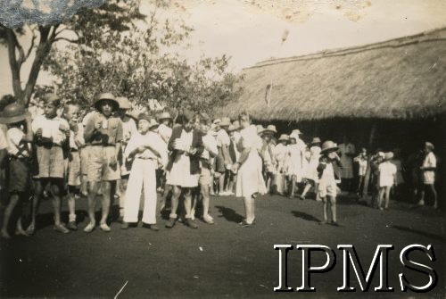 1942-1946, Masindi, Uganda.
Osiedle dla polskich uchodźców. Uczniowie podczas przerwy śniadaniowej.
Fot. NN, kolekcja: Osiedla polskie w Afryce, Instytut Polski i Muzeum im. gen. Sikorskiego w Londynie