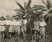 1942-1946, Masindi, Uganda.
Osiedle dla polskich uchodźców. Grupa chłopców z panem Bakunem.
Fot. NN, kolekcja: Osiedla polskie w Afryce, Instytut Polski i Muzeum im. gen. Sikorskiego w Londynie