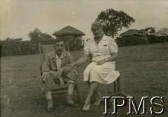 Marzec 1944, Masindi, Uganda.
Osiedle dla polskich uchodźców. Pani Pomorska z bratem.
Fot. NN, kolekcja: Osiedla polskie w Afryce, Instytut Polski i Muzeum im. gen. Sikorskiego w Londynie