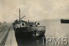 Lata 40., Jezioro Alberta, Uganda.
Statek rybacki przyholowany do brzegu.
Fot. NN, kolekcja: Osiedla polskie w Afryce, Instytut Polski i Muzeum im. gen. Sikorskiego w Londynie
