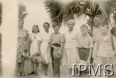 1944, Jezioro Alberta (okolice), Uganda.
Wycieczka mieszkańców osiedla dla polskich uchodźców w Masindi. 1. z lewej stoi p. Dadejowa, 3. z lewej p. Minkowska, w środku p. Pomorska. 
Fot. NN, kolekcja: Osiedla polskie w Afryce, Instytut Polski i Muzeum im. gen. Sikorskiego w Londynie