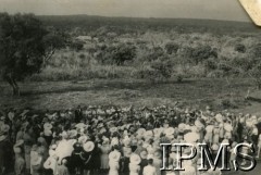 1942-1946, Masindi, Uganda.
Osiedle dla polskich uchodźców. Mieszkańcy osiedla na pogrzebie pana Pomorskiego.
Fot. NN, kolekcja: Osiedla polskie w Afryce, Instytut Polski i Muzeum im. gen. Sikorskiego w Londynie