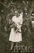 1942-1946, Masindi, Uganda.
Osiedle dla polskich uchodźców. Nauczycielka Minkowska z kwiatem banana. 
Fot. NN, kolekcja: Osiedla polskie w Afryce, Instytut Polski i Muzeum im. gen. Sikorskiego w Londynie