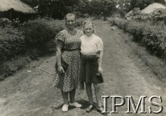 12.10.1945, Masindi, Uganda.
Osiedle dla polskich uchodźców. Pani Marszałkowa z córką.
Fot. NN, kolekcja: Osiedla polskie w Afryce, Instytut Polski i Muzeum im. gen. Sikorskiego w Londynie
