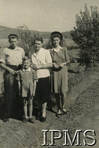 Lata 40., Afryka.
Osiedle dla polskich uchodźców. Helena Królowa z dziećmi.
Fot. NN, kolekcja: Osiedla polskie w Afryce, Instytut Polski i Muzeum im. gen. Sikorskiego w Londynie