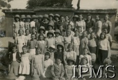 8.08.1944, Masindi, Uganda.
Osiedle dla polskich uchodźców. Grupa harcerek.
Fot. NN, kolekcja: Osiedla polskie w Afryce, Instytut Polski i Muzeum im. gen. Sikorskiego w Londynie