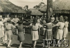 1944, Masindi, Uganda.
Osiedle dla polskich uchodźców. Dziewczyny podczas tańca na przerwie szkolnej. 
Fot. NN, kolekcja: Osiedla polskie w Afryce, Instytut Polski i Muzeum im. gen. Sikorskiego w Londynie