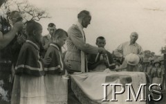1943, Masindi, Uganda.
Osiedle dla polskich uchodźców. Poświęcenie sztandaru szkoły nr 3, w środku ksiądz prałat Reginek. 
Fot. NN, kolekcja: Osiedla polskie w Afryce, Instytut Polski i Muzeum im. gen. Sikorskiego w Londynie
